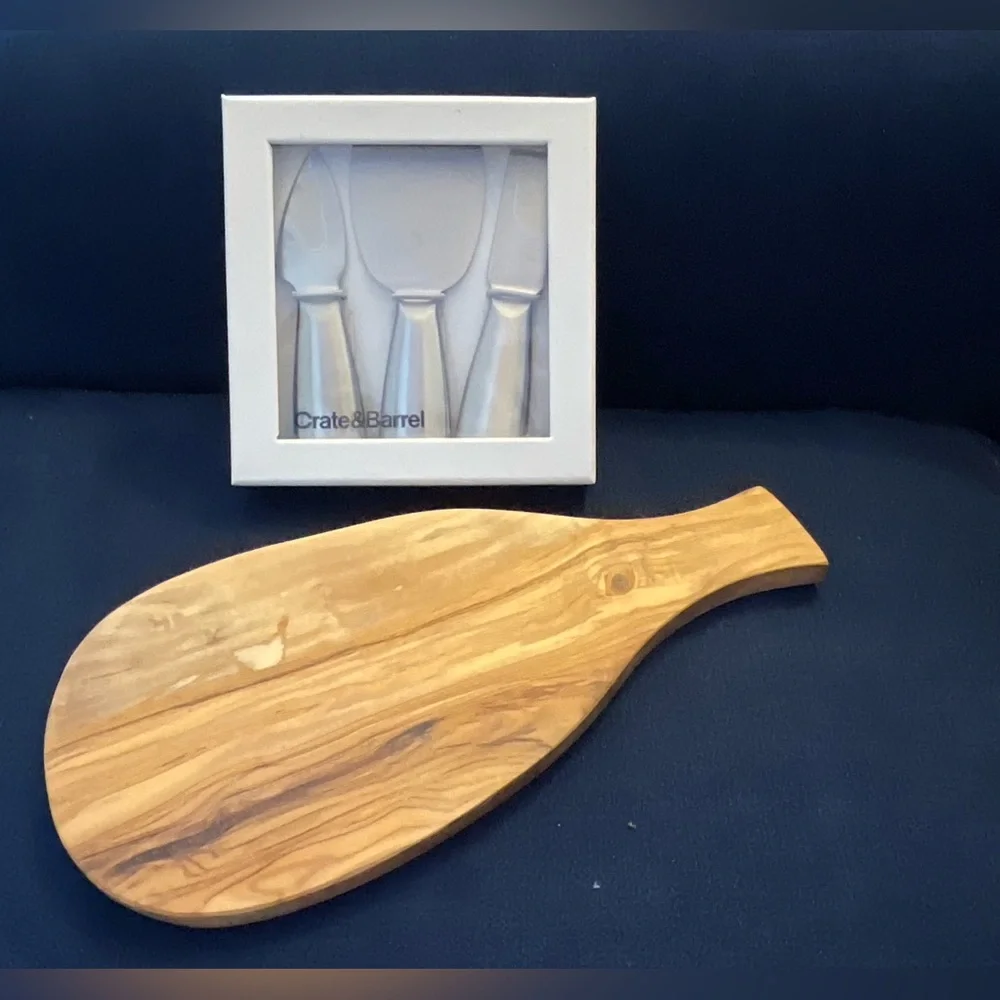 Crate & Barrel NWT set of cheese knives and small cheeseboard